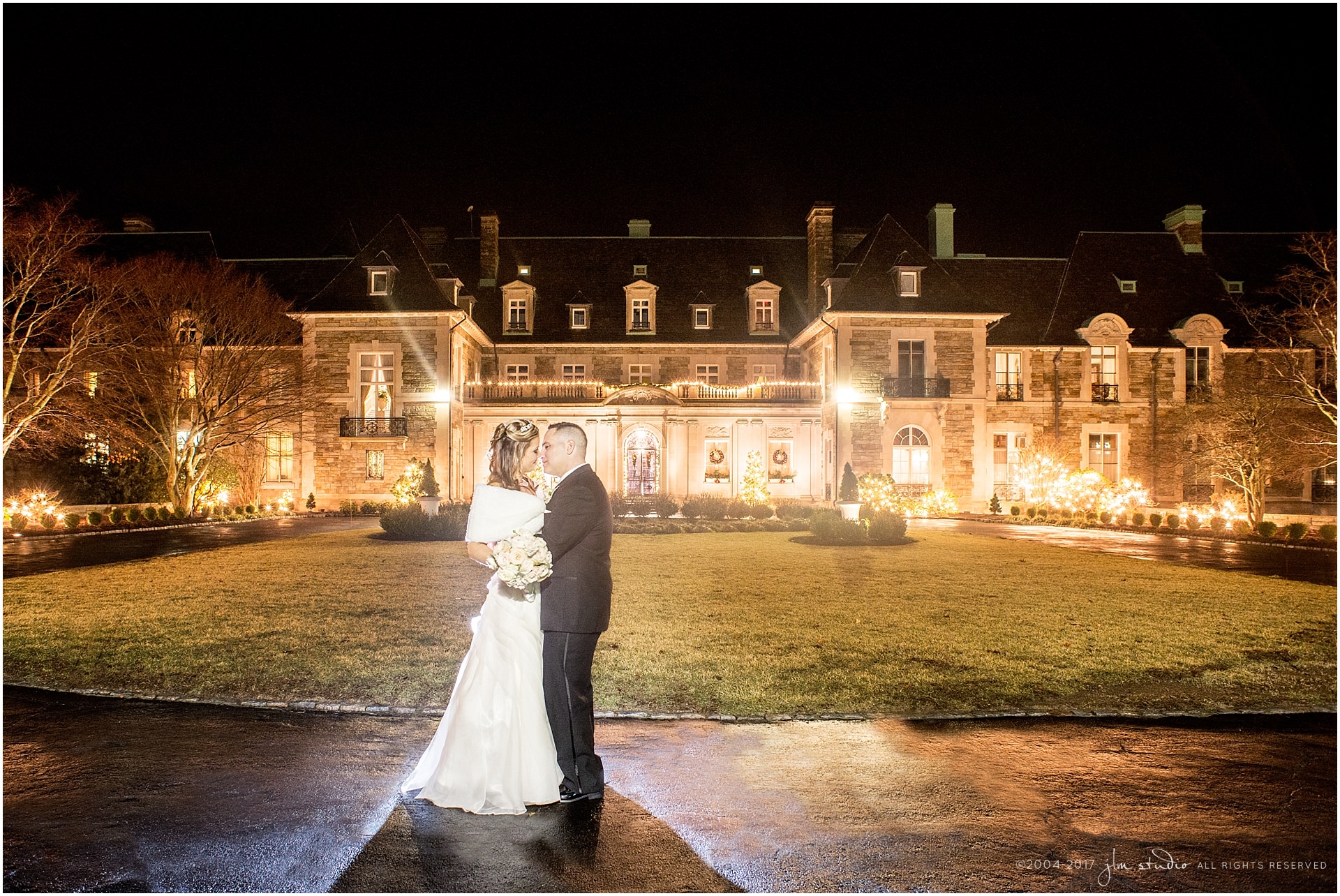 https://www.jessicamchale.com/blog/wp-content/uploads/2017/03/aldrich-mansion-winter-wedding-at-night-jlmstudio.jpg